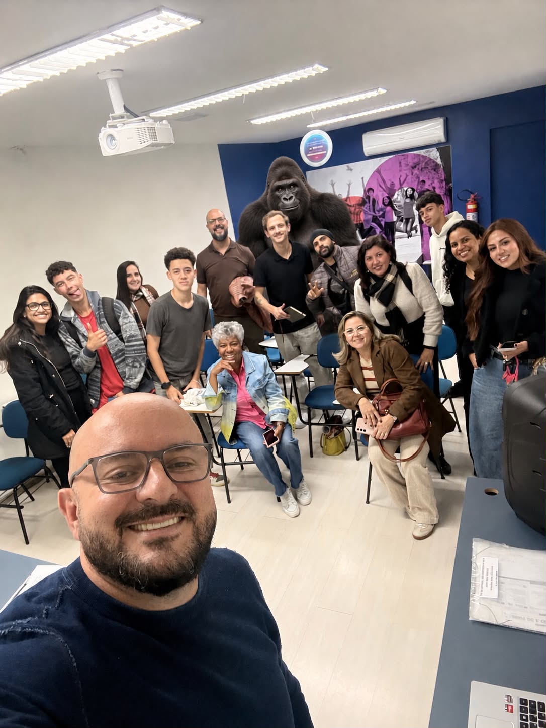 Turma real com Bruno Noronha em sala de aula